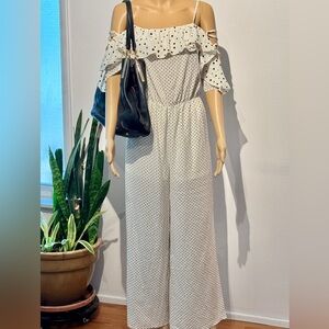 Adorable boutique polkadot white jumpsuit, vintage flare sz m